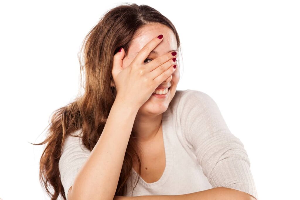 dame lachend alsof ze een flauw mop heeft gehoord